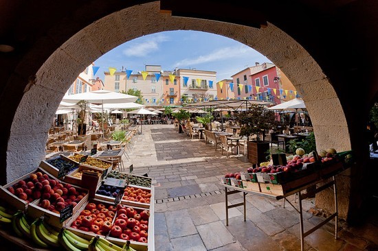 Place des Arcades Valbonne